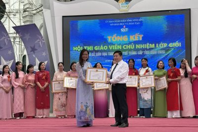 Cô giáo Hà Thị Hằng, Bí thư Đoàn trường, giáo viên Môn Sinh học, GVCN đã vinh dự được tặng Giấy khen của Giám đốc Sở Giáo dục và Đào tạo Ninh Bình